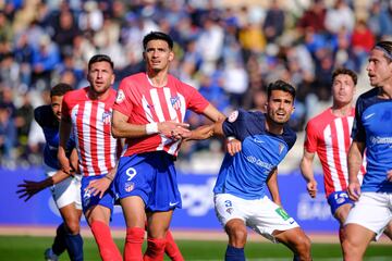 Nabil Touazi y Luis Ruiz pugnan por un balón durante el partido.