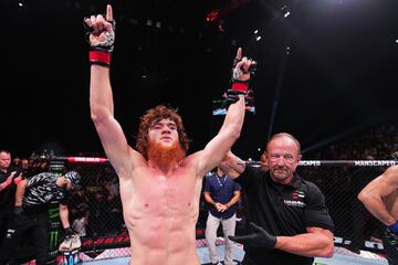 Shara Magomedov de Rusia celebra la victoria por nocaut contra su compatriota Armen Petrosyan.