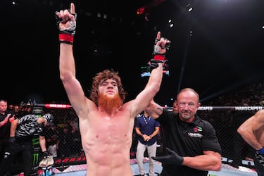 Shara Magomedov de Rusia celebra la victoria por nocaut contra su compatriota Armen Petrosyan.