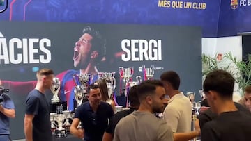 Xavi reaparece por todo lo alto en la despedida de Sergi Roberto