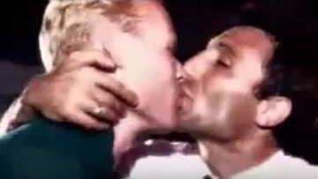 El mítico beso entre los 'culés' Stoichkov y Koeman