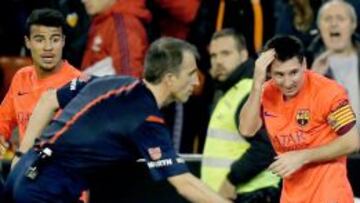 El árbitro, frente a un botella con tapón rojo, dijo en el acta que estaban destapadas.