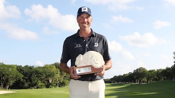 Matt Kuchar posa con el título de campeón del Mayakoba Golf Classic en El Camaleon Mayakoba Golf Course de Playa del Carmen, México.
