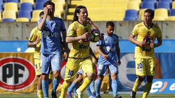 Futbol, Universidad de Concepcion vs OHiggins.
El jugador de Universidad de Concepcion, Hugo Droguett, centro, celebra su gol contra OHiggins durante el partido de primera division disputado en el estadio Bicentenario Ester Roa de Concepcion, Chile.
22/