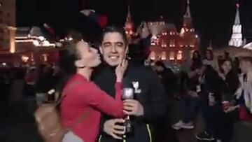 Andrés Vaca, comentarista de Televisa Deportes, recibió la muestra de afecto durante un enlace desde la Plaza Roja de Moscú.