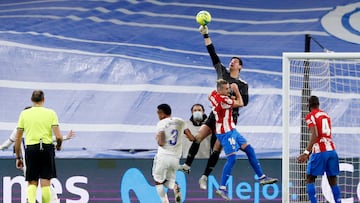 Courtois, en un lance de un derbi en 2021.