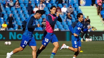 GETAFE (MADRID), 05/11/2022.- El delantero turco del Getafe FC, Enes Ünal (c) durante el calentamiento del equipo antes del partido correspondiente a la decimotercera jornada de LaLiga entre el Getafe FC y el Cádiz FC disputado este sábado en el Coliseum Alfonso Pérez de Getafe. EFE/ Mariscal
