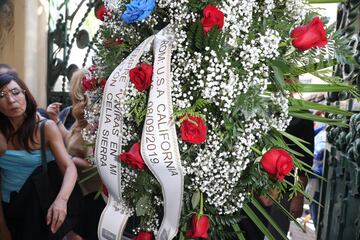 Miles de personas dan el último adiós al cantante y compositor alicantino en la sede de la Sociedad General de Autores Españoles (SGAE), Madrid.