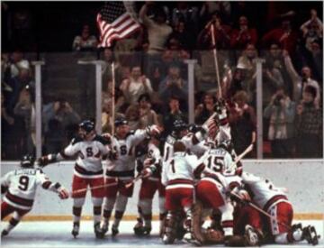 Estados Unidos venció en hockey sobre hielo a la Unión Soviética, quien había ganado la medalla de oro en seis de los siete Juegos Olímpicos previos.