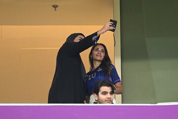 Antonella Roccuzzo, pareja sentimental de Lionel Messi, vivió el duelo de Argentina frente a Países Bajos desde el palco del Lusail Iconic Stadium. Celebró y sufrió como todos los albicelestes.