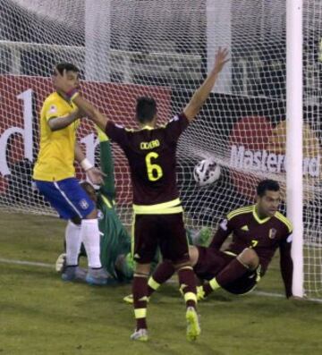 2-1. Miku anotó el primer tanto de la 'vinotinto'.