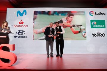Carlo Ancelotti, entrenador del Real Madrid, recoge el premio a Thibaut Courtois de manos de Vicente Jiménez, director de Diario AS.