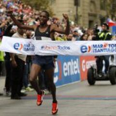 Atleta keniata impone nueva marca en Maratón de Santiago