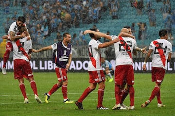 El equipo argentino logró darle vuelta a un 2-0 en contra de visitante y accedió a la final del torneo internacional, con un gol del delantero colombiano.