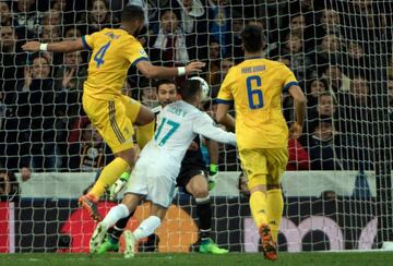 Real Madrid's Spanish midfielder Lucas Vazquez (2R) vies with Juventus' Italian defender Medhi Benatia (L) in front of Juventus' Italian goalkeeper Gianluigi Buffon during the UEFA Champions League quarter-final second leg football match between Real Madr