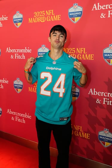 Pablo G Show posa en la alfombra roja previa al partido.