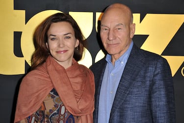 Sunny Ozell y Sir Patrick Stewart están casados desde el 7 de septiembre de 2013. A pesar de su diferencia de edad de 38 años, la pareja sigue unida y recientemente celebraron su 12.º aniversario de bodas en septiembre de 2025.