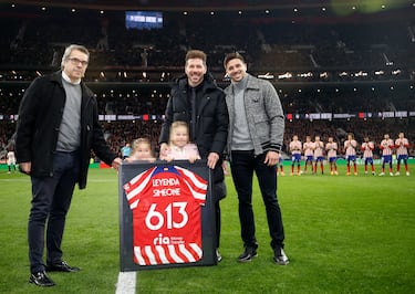 El cholo Simeone se hizo un nombre en el fútbol antes de llegar a los banquillos. Criado en las categorías inferiores de Velez Sarsfield, con 20 años desembarcó en el fútbol europeo a través del Pisa. A partir de ahí, Sevilla, Atlético, Inter de Milán y Lazio disfrutaron de este centrocampista argentino en Europa. Se retiró como futbolista en el equipo argentino de Racing y a partir de ese momento comenzó su exitosa carrera como entrenador. Su hijo mayor, Giovani, es el elegido para mantener a la saga Simeone en el mundo del fútbol, como jugador. Con un perfil distinto a su padre, Giovani ahora es delantero en el . S. C. Napoli, el hijo siguió los pasos de su padre para llegar al fútbol europeo. Con 21 años recién cumplidos se enroló en el Genoa italiano en la 2016-2017 y en las últimas temporadas ha jugado en la Fiorentina y el Cagliari.