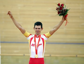Llaneras ganó dos oros y dos platas olímpicas, siete oros, tres platas y dos bronces en campeonatos del mundo y fue elegido mejor deportista español del año en 1997 y 2000. Muy pocos ciclistas a lo largo de la historia han dominado el óvalo de un velódromo con la inteligencia y sencillez de este genio mallorquín.