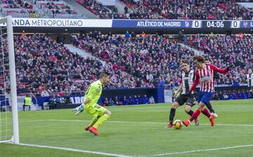 Griezmann tuvo en su pierna izquierda anotar el primer gol para el Atleti pero no estuvo acertado de cara al gol. 