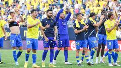 Los jugadores del Cádiz festejan la victoria con su afición.