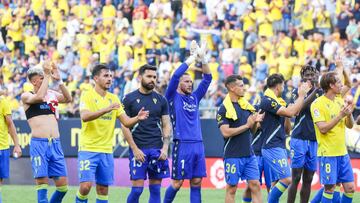 Los jugadores del Cádiz festejan la victoria con su afición.