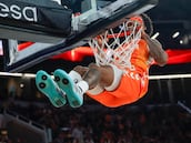 Pradilla y Badio lideran la remontada taronja