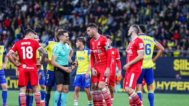 Pedro Alcalá, Luis Muñoz y Gastón, en la enfermería albinegra
