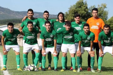 Sebastián Navarro (arriba, primero de izquierda a derecha) junto a sus compañeros en un partido del fútbol amateur.