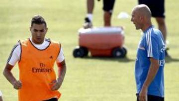 Benzema, en un entrenamiento del Madrid, bajo la atenta mirada de Zidane.