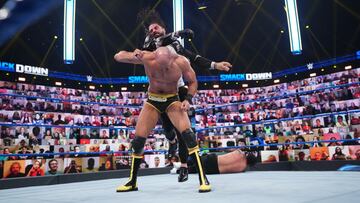 Seth Rollins ataca a Cesaro en SmackDown.