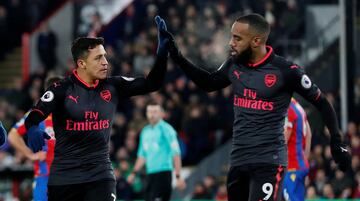 Alexis Sánchez anotó dos goles en la victoria de Arsenal sobre Crystal Palace.