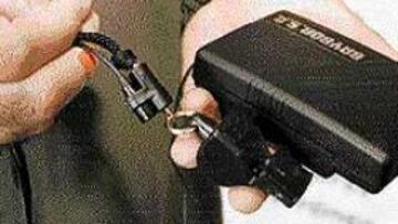 <b>SILBATO Y PETACA.</B> El árbitro tiene control directo del crono.