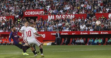 El jugador del Barcelona, Leo Messi, marca el 2-2 al Sevilla. 