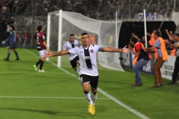 Identificado durante toda su carrera con Colo Colo, se ha convertido en el último gran capitán del equipo. Suma siete trofeos nacionales con los albos. 