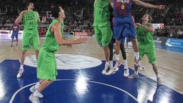 <b>OTRO COLOR. </b>Sada, Heurtel y Ndong luchan por el rebote ante los 'verdes' Prigioni, Bjelica y Oleson.