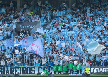 En este caso su gentilicio está unido también al de la ciudad, conocida también por ‘ciudad de la oliva’.
El pseudónimo de ‘olívicos’ va ligado a la historia del olivo que los monjes templarios plantaron en el atrio de la Concatedral de Santa María de Vigo. Cuando la antigua iglesia fue derruida en 1816, un particular recuperó un esqueje y lo replantó en su jardín. Posteriormente el árbol sería trasladado al céntrico Paseo de Alfonso XII. El olivo centenario, símbolo de la ciudad, figura en su escudo. 
