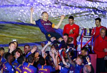 Andrés Iniesta fue manteado por sus compañeros.