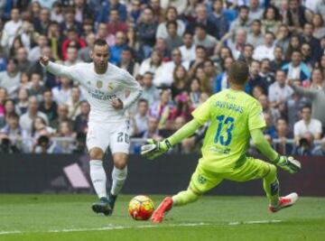 Ocasión de Jesé y parada de Javi Varas.