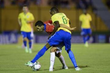 Cristian Cuevas disputa el balón con Caju en su segundo Sudamericano.