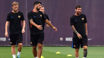 Barcelona&#039;s Argentinian forward Lionel Messi (R), Barcelona&#039;s Uruguayan forward Luis Suarez (C) and Barcelona&#039;s Croatian midfielder Ivan Rakitic (L) take part in a training session at the Sports Center FC Barcelona Joan Gamper in Sant Joan Despi, near Barcelona on August 15, 2017, on the eve of the Spanish Supercup second leg football match Real Madrid vs FC Barcelona. / AFP PHOTO / LLUIS GENE