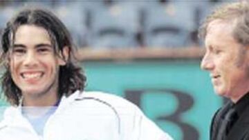 <b>RECUERDO. </b>Vilas da a Nadal una réplica del 'corte' de una pista.