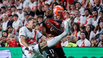 MADRID, 24/05/2025.- El defensa del Rayo Florian Lejeune (i) despeja un balón ante Cyle Larin, del Mallorca, durante el partido de la última jornada de LaLiga EA Sports que Rayo Vallecano y RCD Mallorca disputan este sábado en el estadio de Vallecas, en Madrid. EFE/Zipi