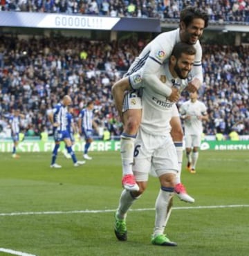 Isco celebra con Nacho el 3-0.