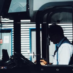 El conductor del autobús incumple la ley sin ocultarlo: una ingeniosa niña de 11 años se toma la justicia por su mano