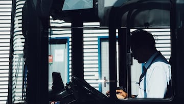 El conductor del autobús incumple la ley sin ocultarlo: una ingeniosa niña de 11 años se toma la justicia por su mano