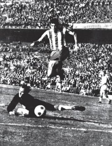 Primer partido de competición europea. El Atlético vence por 3-1 al Malmoe en la primera ronda de la Copa de Europa. Luis Aragonés también fue el primero en marcar en el Manzanares en competiciones continentales. 