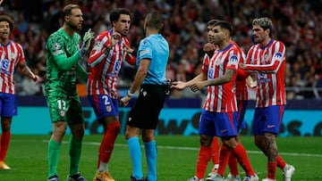 MADRID, 23/10/2024.- Los jugadores del Atlético discuten con el árbitro un penalti en contra durante el partido de la Liga de Campeones que Atlético de Madrid y Lille disputan este miércoles en el estadio Metropolitano. EFE/ Juanjo Martín