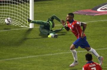 Arturo Vidal abrió la cuenta para Chile ante Ecuador.