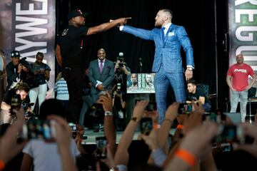 Floyd Mayweather y Conor McGregor presnetan el combate en Toronto.